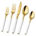 Elegantes 5-teiliges Goldbesteckset mit weißen Griffen