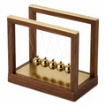 Newton-Pendel mit goldenen Kugeln und Holzrahmen