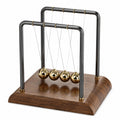 Newton Pendel mit Holzsockel und goldenen Kugeln